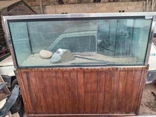 Acuario grande con mueble de madera