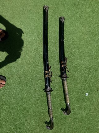 2 Catana con empuñadura de serpiente