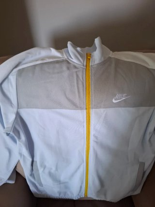 Conjunto deportivo Nike gris y blanco