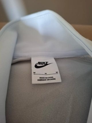 Conjunto deportivo Nike gris y blanco