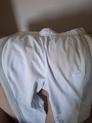 Conjunto deportivo Nike gris y blanco