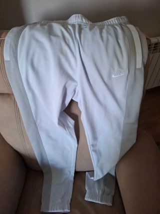 Conjunto deportivo Nike gris y blanco
