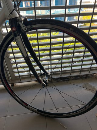 Bicicleta de carretera blanca