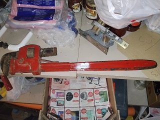 Llave de fontanero roja