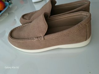 Zapatillas Champion Blancas y  mocasines Marrones
