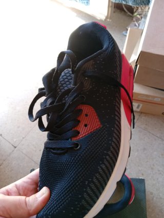 Zapatillas deportivas negras y rojas