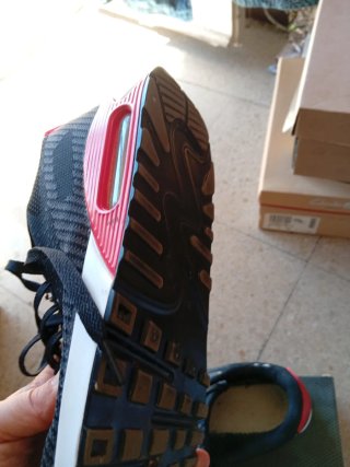 Zapatillas deportivas negras y rojas