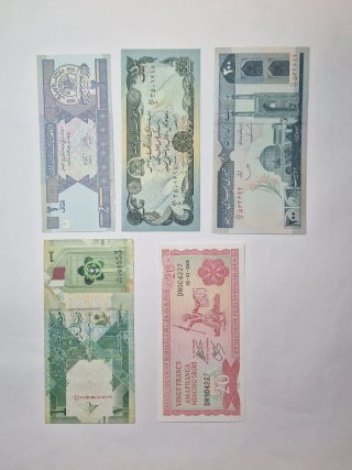 Lote de 50 Billetes Extranjeros Varios Países