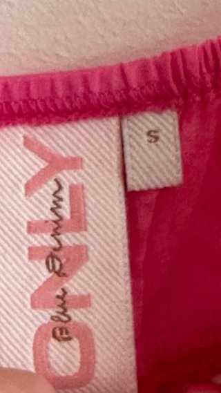 Top rosa com detalhes vermelhos