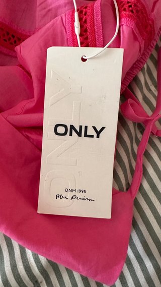 Top rosa com detalhes vermelhos