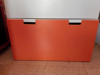 Mueble de almacenaje naranja y blanco