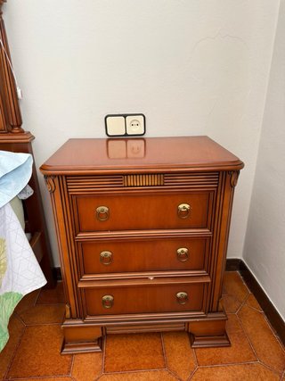 Habitación Matrimonio: Cama, Cómoda y Mesitas