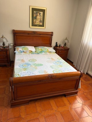 Habitación Matrimonio: Cama, Cómoda y Mesitas