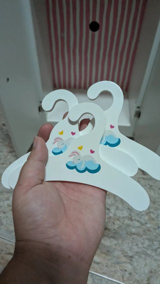 Armario para muñecas blanco con corazones