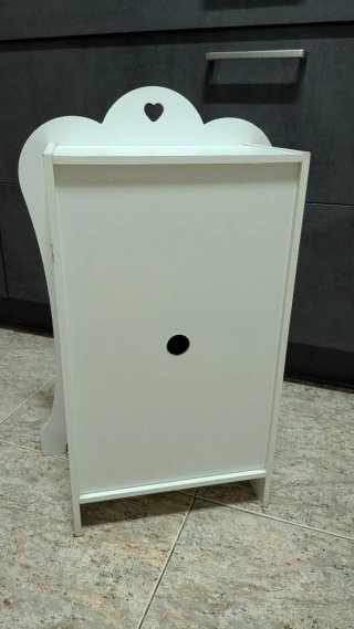 Armario para muñecas blanco con corazones