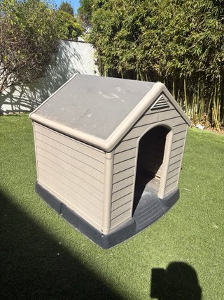 Caseta para perro de plástico beige