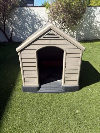 Caseta para perro de plástico beige