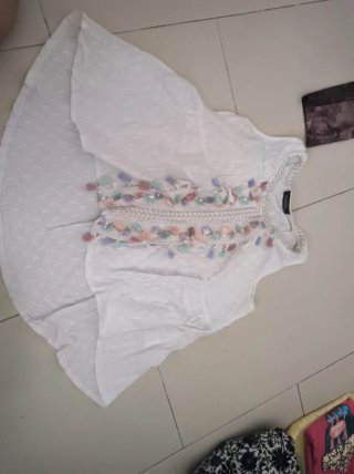 Camiseta tirantes blanca con detalles coloridos