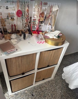 Estantería blanca con 4 cestas de mimbre