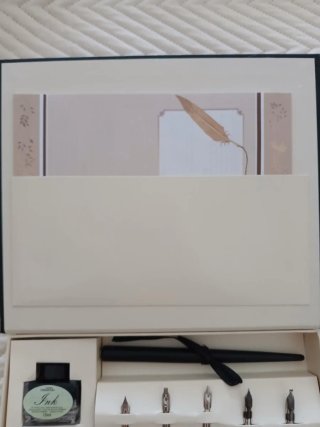 Set di calligrafia con penne e inchiostro