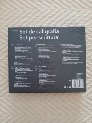Set di calligrafia con penne e inchiostro