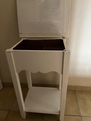 Mesita auxiliar de madera blanca