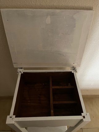 Mesita auxiliar de madera blanca
