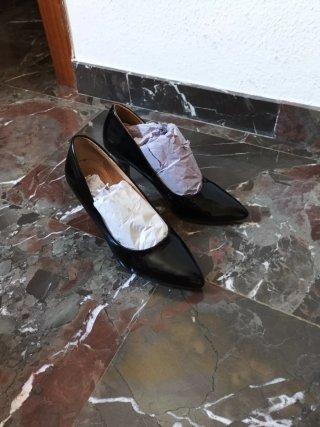 Tacones Lotus Negros de piel.