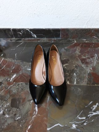 Tacones Lotus Negros de piel.