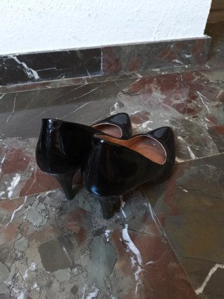 Tacones Lotus Negros de piel.