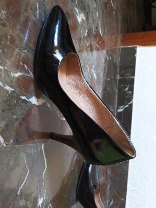 Tacones Lotus Negros de piel.