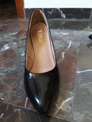 Tacones Lotus Negros de piel.