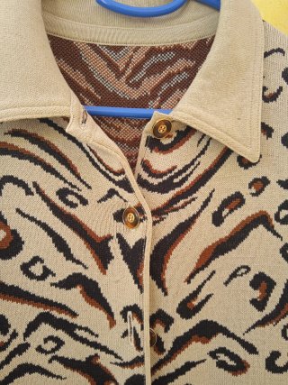 Chaqueta cárdigan con leopardo en espalda