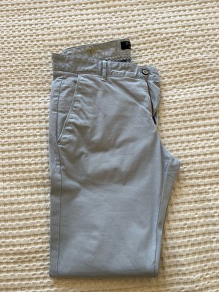 Pantalón Chino Slim Gris. Azul claro