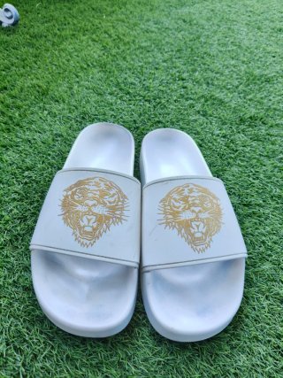 Ciabatte Ed Hardy bianche con design dorato
