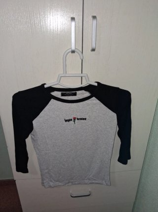 Camiseta gris y negra de media manga