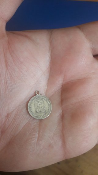 Moneda con colgante