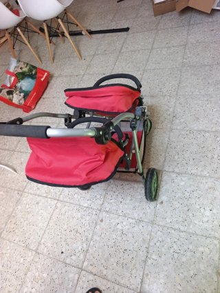Carro de muñecas rojo gemelar