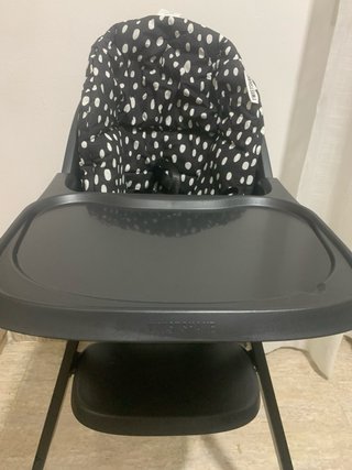 Trona alta negra con cojín estampado