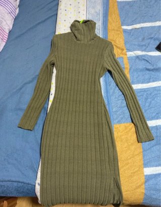 Vestido de lana verde militar cuello alto
