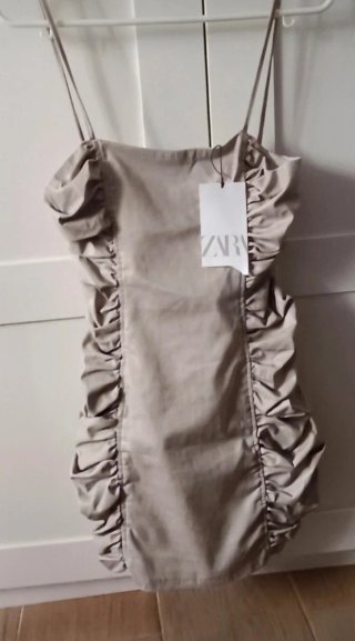 Vestido Zara Beige con Volantes