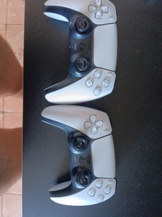 PlayStation 5 con 2 mandos