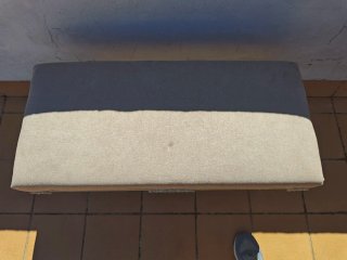 Banco descalzador tapizado beige