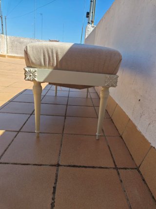 Banco descalzador tapizado beige