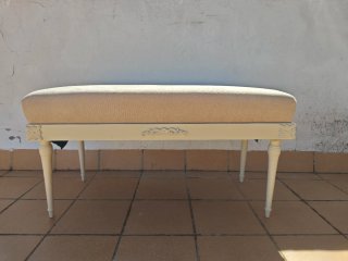 Banco descalzador tapizado beige