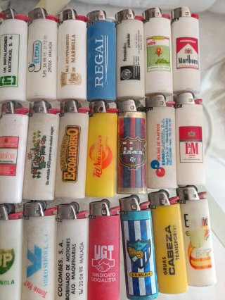42 vecchi accendini Bic pubblicitari