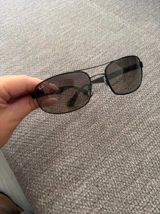 Gafas de sol Ray-Ban negras y marrones