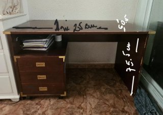 Escritorio de madera marrón con su silla.