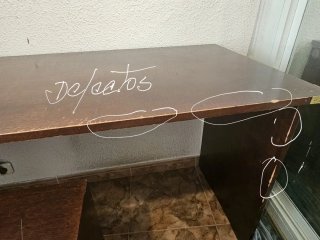 Escritorio de madera marrón con su silla.