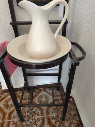 Palanganero antiguo madera y metal